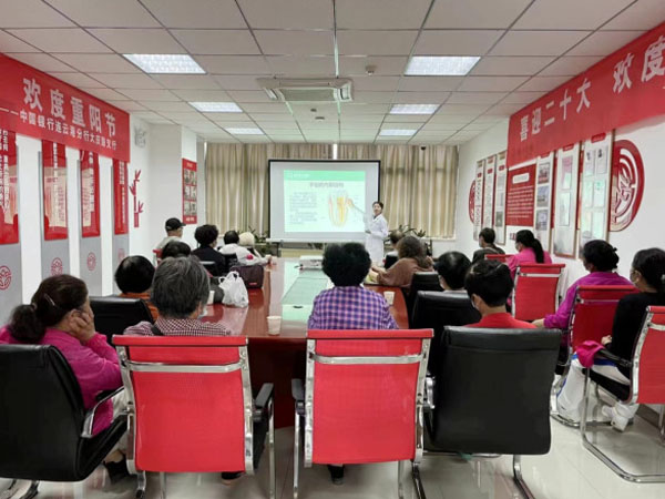 成宏口腔醫(yī)院公益行丨走進(jìn)銀行、社區(qū)，科普講座＋義診，我們一直在行動(dòng)！